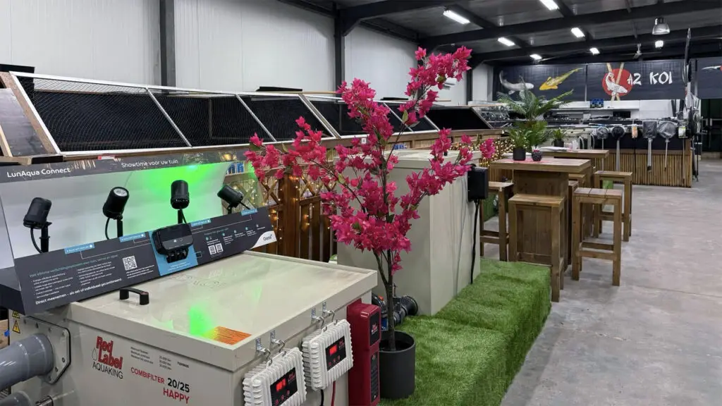 Trommelfilters en vijvertechniek opgesteld in de showroom van A2KOI in Kerkdriel tijdens persoonlijk vijveradvies